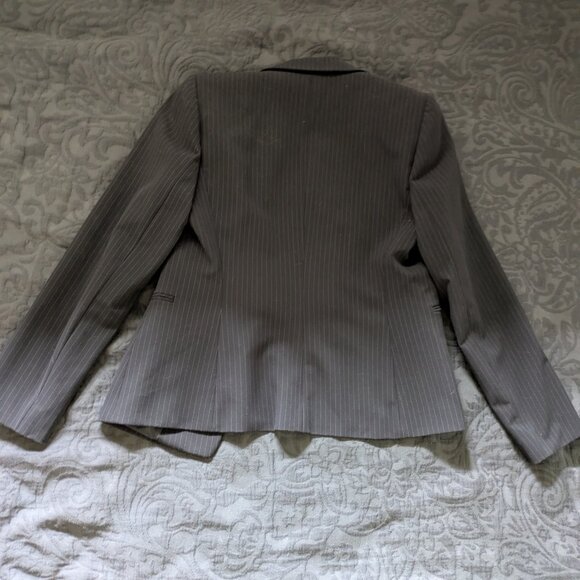 Tahari Women's Gray Striped Pantsuit - Women's Blazer Size 4, Pants Size 2 - Picture 6 of 12